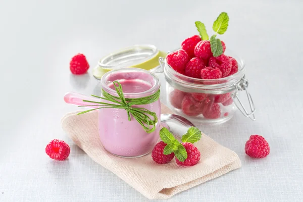 Yogur de frambuesa con frambuesas maduras — Foto de Stock