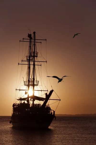 Gün batımında gemi silueti — Stok fotoğraf