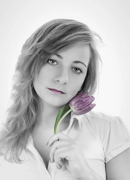 Černobílý portrét mladé dívky s kyticí tulipánů — Stock fotografie