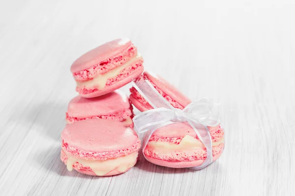 Pink French macarons on a wooden background. — Stock Photo, Image