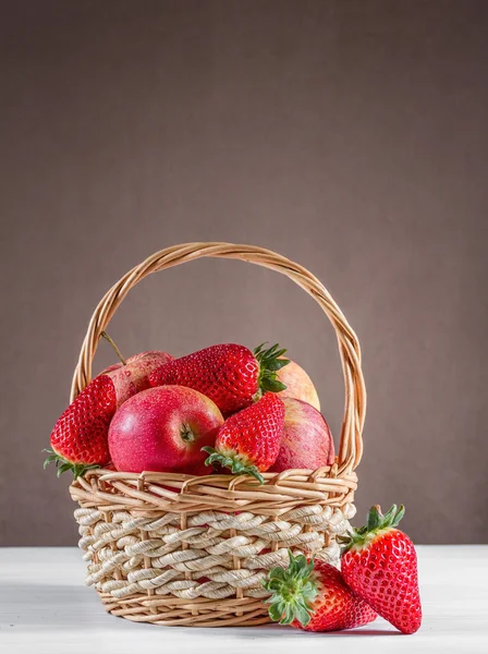 Still life with apples and strawberries — Stock Photo, Image