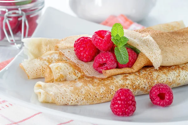 Panqueques caseros con frambuesas y menta — Foto de Stock