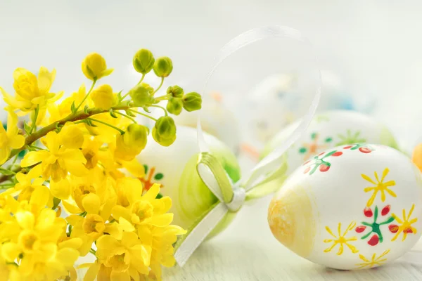 Pasen achtergrond met gekleurde eieren. — Stockfoto