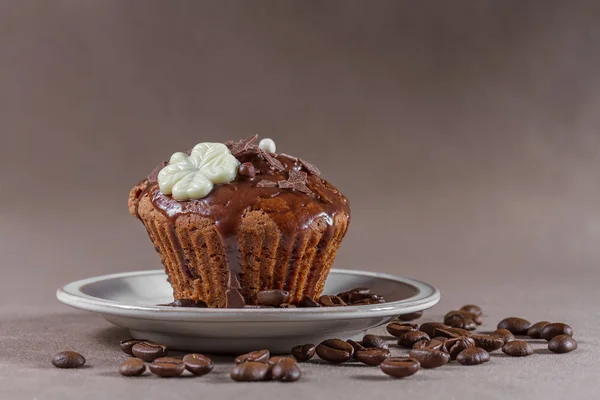 Muffin de chocolate com chocolate e grãos de café — Fotografia de Stock