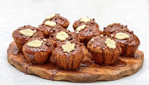 Muffin al cioccolato sul tavolo — Foto Stock