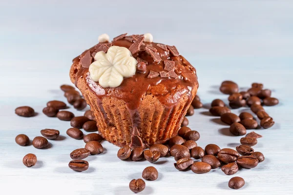 Chocolate muffin with chocolate and coffee beans — Stock Photo, Image