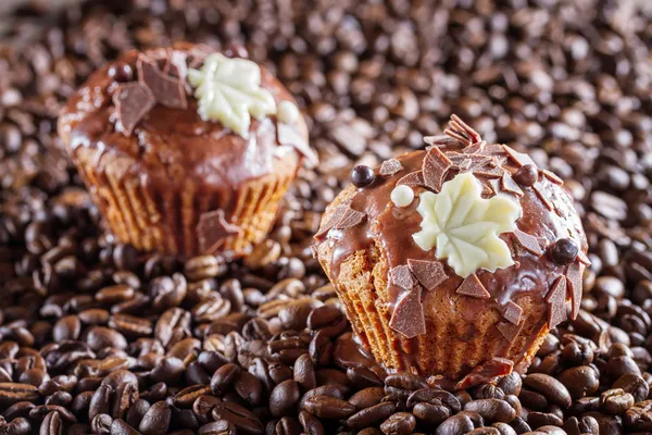 Chocolate muffin with chocolate and coffee beans — Stock Photo, Image