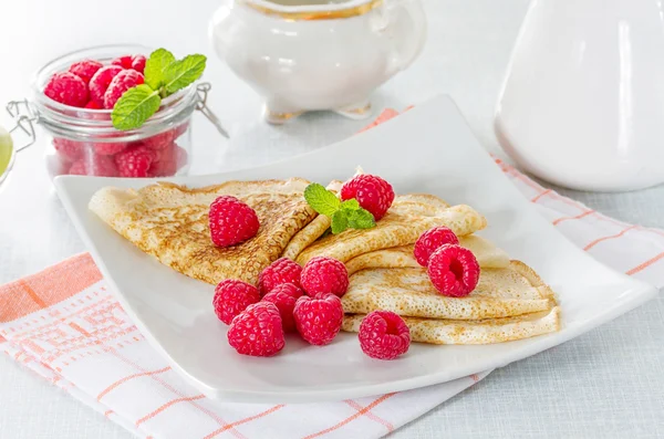 Panqueques caseros con frambuesas y menta — Foto de Stock