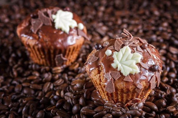 Chocolate muffin with chocolate and coffee beans — Stock Photo, Image