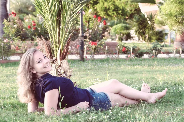 Ritratto di una giovane ragazza sull'erba con effetto filtro retrò — Foto Stock
