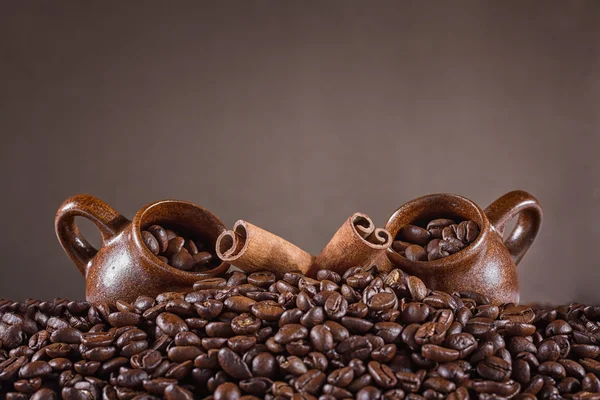 Pozadí kávová zrna s cup — Stock fotografie