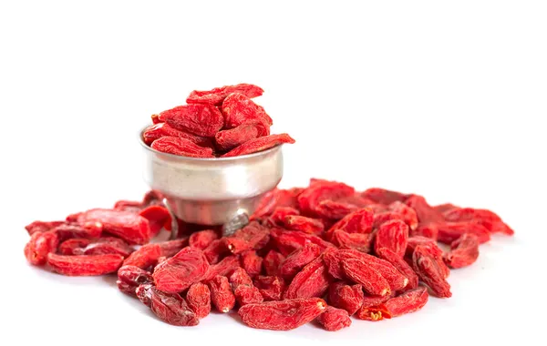 Bacche di goji su sfondo bianco — Foto Stock