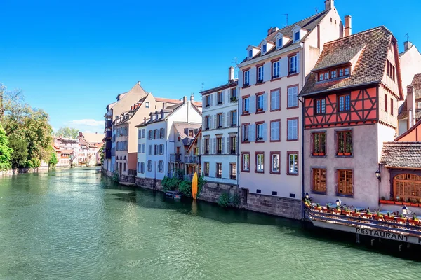 Исторические здания в Страсбурге, Франция. Европа . — стоковое фото