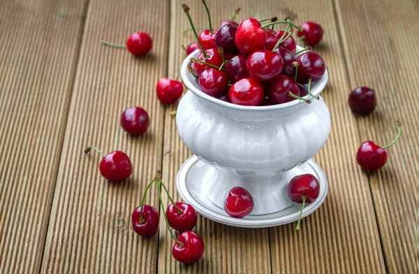 Cerezas maduras sobre fondo de madera — Foto de Stock