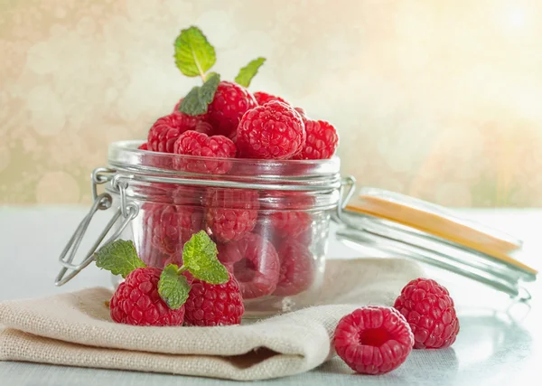 Verse frambozen in een pot op de tabel close-up. — Stockfoto