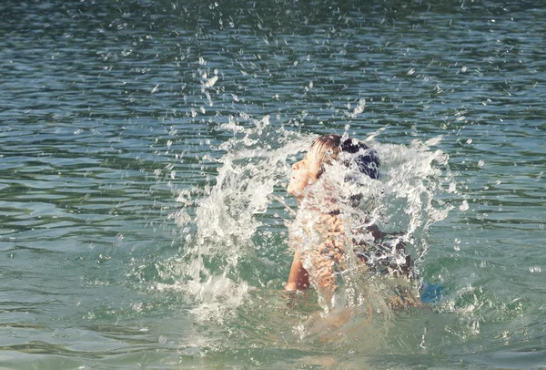 Ребенок плавает в море . — стоковое фото