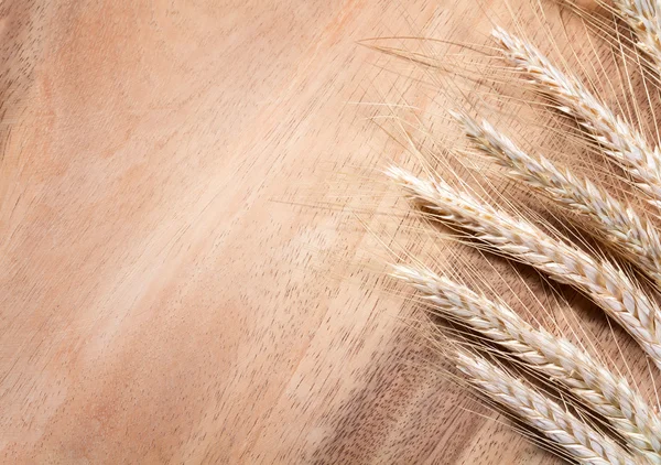Pšeničné uši na dřevěném pozadí. — Stock fotografie