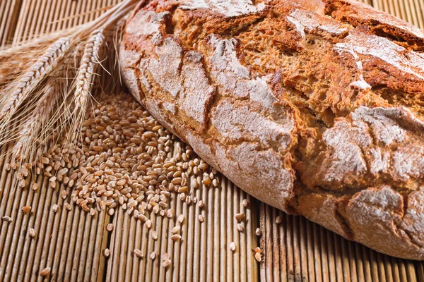 Pan fresco con trigo en el fondo de madera —  Fotos de Stock