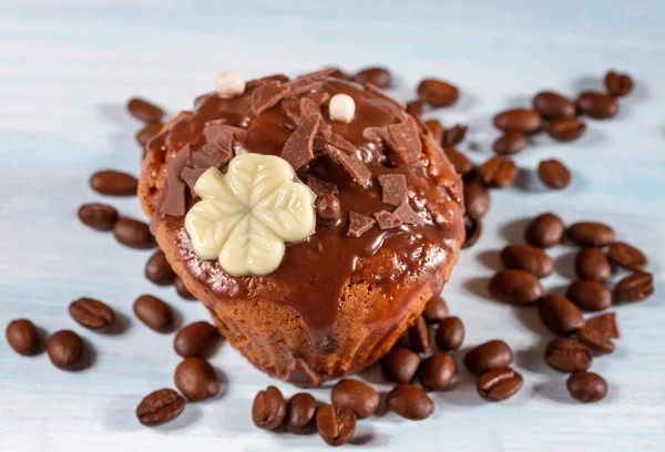 Chocolate muffin with chocolate and coffee beans — Stock Photo, Image