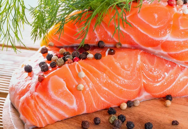 Filé de salmão com endro — Fotografia de Stock