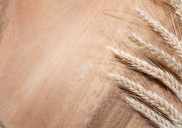 Wheat ears on a wooden background. — Stock Photo, Image