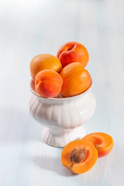 Ripe apricots on wooden background. — Stock Photo, Image