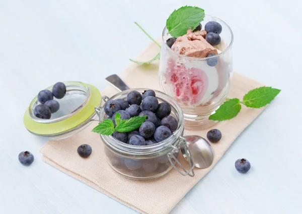 与成熟的蓝莓果冰激淋 — 图库照片