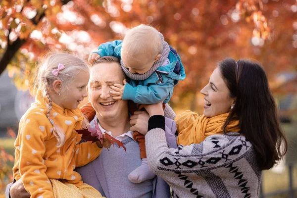 Happy Family Autumn Park — Stock Photo, Image