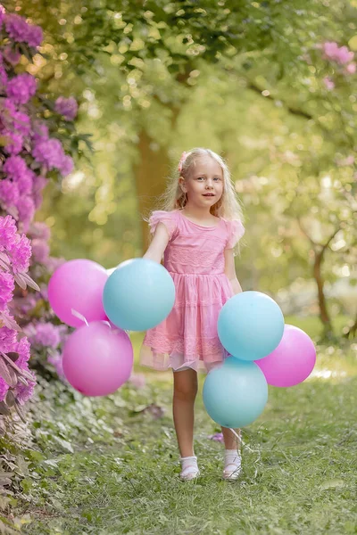 Klein Meisje Met Ballonnen Een Lentedag — Stockfoto