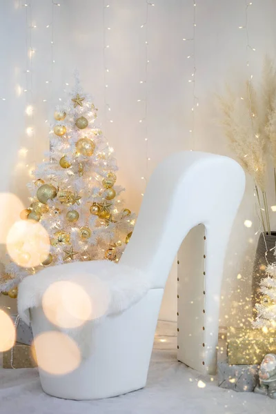 Újévi Belső Tér Fehér Karácsonyfákkal Egy Cipő Alakú Székkel — Stock Fotó
