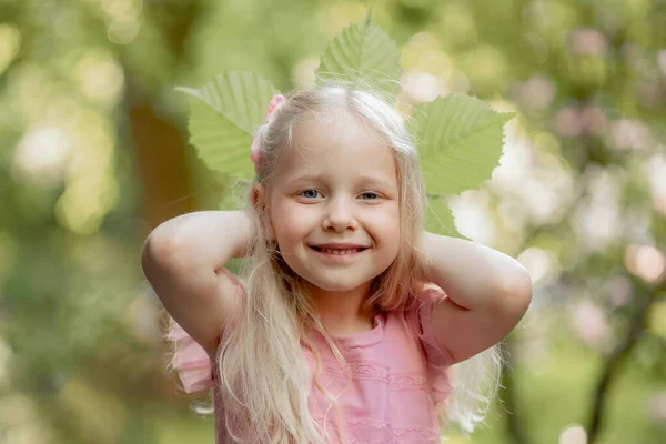 Potret Seorang Gadis Kecil Taman Musim Semi — Stok Foto