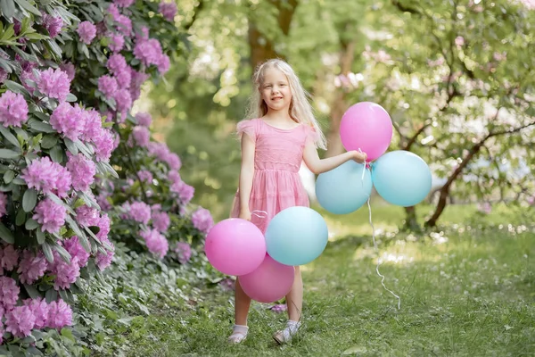 Menina Com Balões Dia Primavera — Fotografia de Stock