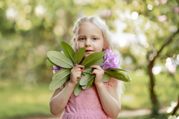 Ritratto Una Bambina Parco Primaverile — Foto Stock