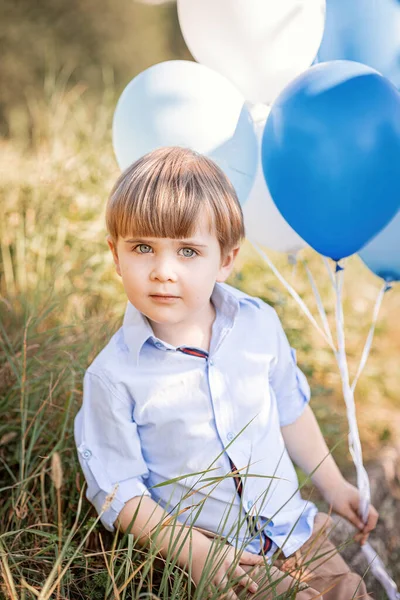 Ragazzino Con Palloncini Nel Parco — Foto Stock