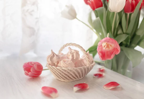 Vår Stilleben Med Marshmallows Och Tulpaner — Stockfoto