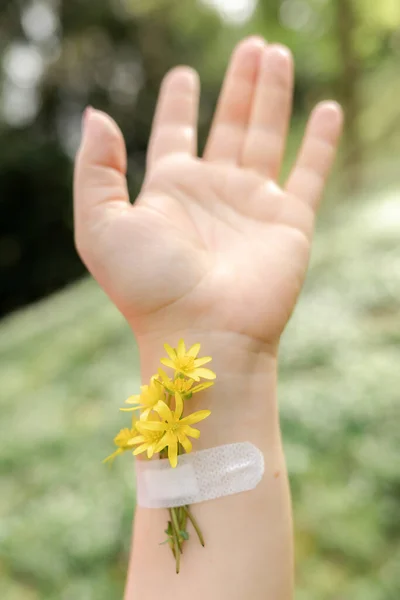 Mano Femenina Con Flores Lugar Vacunación — Foto de Stock