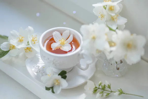 Άνοιξη Ακόμα Ζωή Ένα Φλιτζάνι Τσάι Και Λουλούδια Γιασεμί — Φωτογραφία Αρχείου
