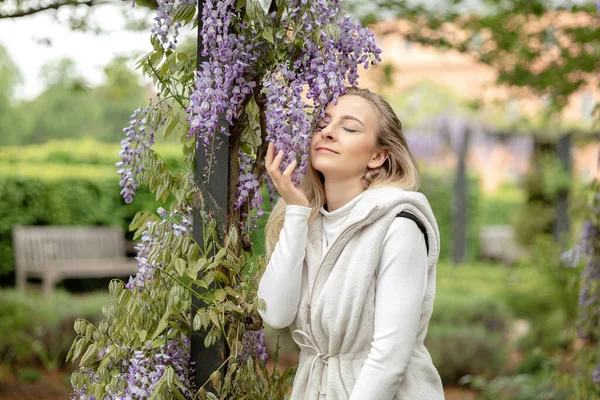 Portrait Girl Blooming Wisteria — Stock Photo, Image