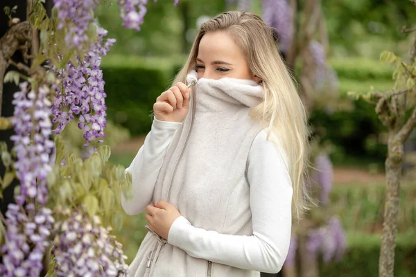 Portret Van Een Meisje Bloeiende Wisteria — Stockfoto