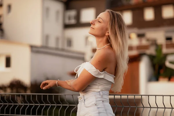 Retrato Uma Jovem Mulher Uma Rua Cidade — Fotografia de Stock