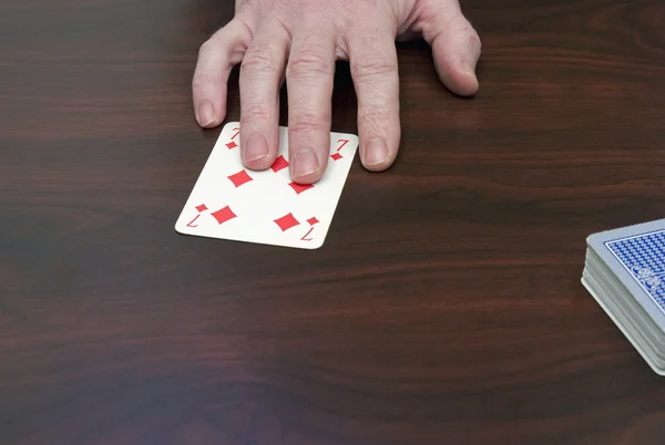 Hand mit Spielkarte — Stockfoto