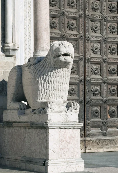 Escultura León de piedra —  Fotos de Stock