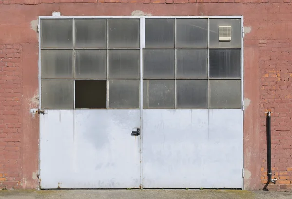 古い工場のドア — ストック写真