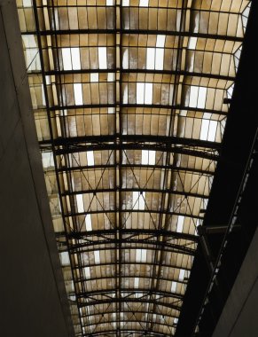 bir tren istasyonunun çatısı