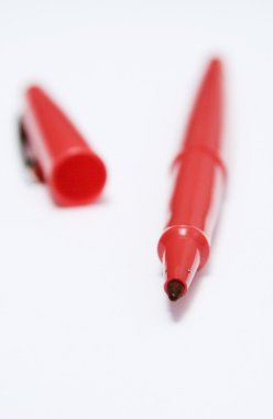 Kırmızı keçeli kalem