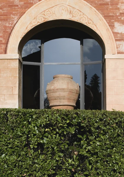 Pencere ve antik vazo — Stok fotoğraf