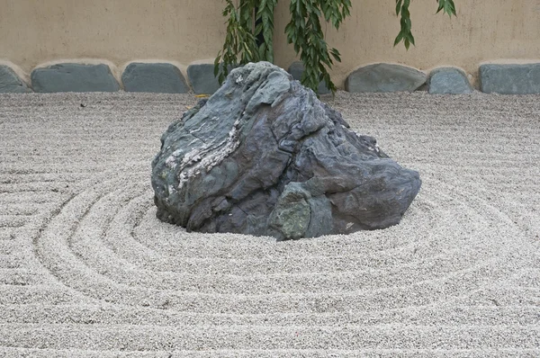 Камінь в саду дзен Стокове Зображення