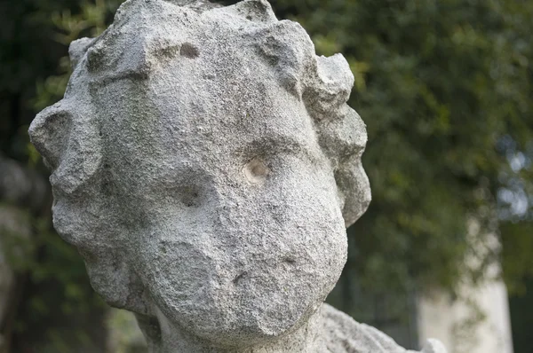 Estátua de criança desgastada — Fotografia de Stock