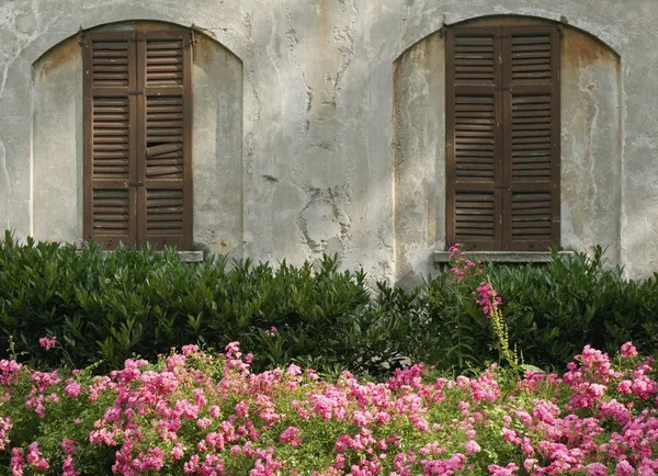 Garden and closed house — Stock Photo, Image