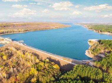 Oskol nehri üzerindeki hidroelektrik türbini elektrik santrali üzerindeki büyük yapay su deposunun hava aracı kuş bakışı görüntüsü. Doğal Ukrayna Gölü ve Orman manzarası